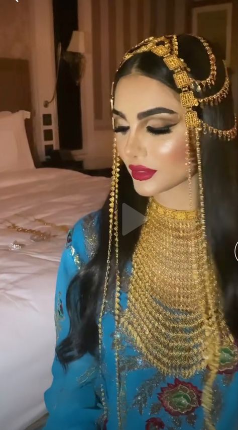 Arab Face Jewellery, Arab Wedding Jewelry, Arabian Gold Jewellery, Me At My Wedding, Wedding Dress Suit, Bridal Jewelry Sets Brides, Hand Chain Jewelry, Bride Dress Simple, Arabian Women