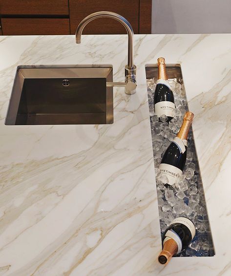 Kitchen Island Design, Kitchen Marble, Unique Kitchen, Trendy Kitchen, Dream House Interior, Outdoor Kitchen Design, Decor Minimalist, Counter Top, Luxury Kitchen