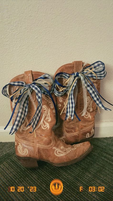 Fall Cowgirl Boot Outfits, Kentucky Football Outfit, Country Concert Outfits Fall, Ribbon On Boots, Blue Cowgirl Aesthetic, Southern Fall Outfits, Cowgirl Boots Aesthetic, Megan Moroney, Cute Cowgirl Boots