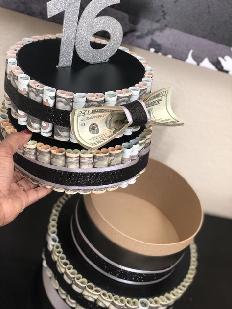 Money Suprise Idea, Money Bouquet Birthday For Men, Cake With Money Inside, Money Cake Ideas For Men, Money Cake Ideas, Birthday Cake Money, Money Bouquets, Money Birthday Cake, Money Lei Diy