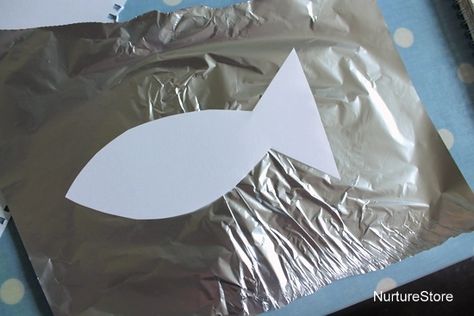 Foil fish craft :: ocean theme for preschool - NurtureStore Foil Fish Craft, Fish Puppets, Ocean Education, Fish Crafts Preschool, Foil Fish, Rainbow Fish Activities, Theme For Preschool, Ocean Art Projects, Ocean Commotion