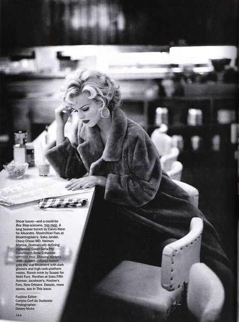 Vintage Editorials, Eva Herzigova, Fotografi Vintage, People Reading, Fashion Photography Editorial, Black White Photos, Vintage Glamour, White Photo, Photography Women