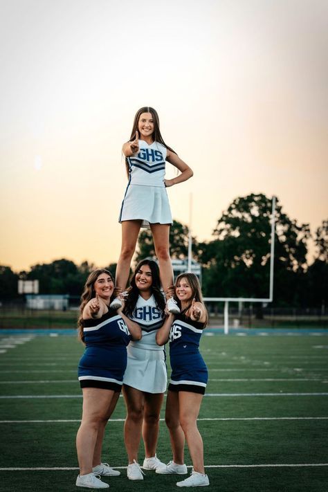 Cheer Stunt Pictures, Cheer Media Day Poses, Group Cheer Pictures, Cheer Photoshoot Poses, Cheer Media Day, Cheer Photo Ideas, Cheer Base, Cheer Tips, Cheer Photo