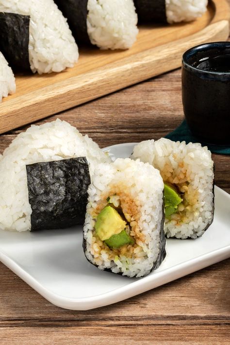 Avocado Stuffed Rice Balls (Onigiri) Essen, Vegan Sushi Bowl Recipe, Japanese Gluten Free Recipes, Japanese Stuffed Rice Balls, Onigiri Recipe Vegan, Vegetarian Rice Balls, Onigiri Recipe Vegetarian, Japanese Food Party, Vegan Onigiri Filling