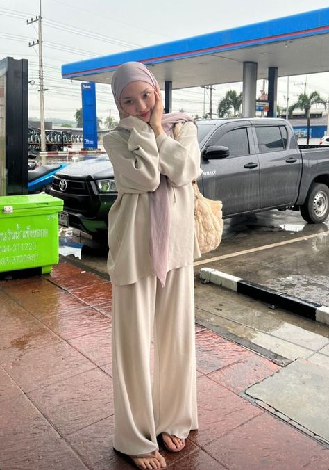 Hijabi Simple Outfits, Style Vintage Hijab, Staycation Outfits, Outfit Hijab Casual Simple, Pastel Ootd, Outfit Hijab Simple, Ootd Hijab Simple, Outfit Hijab Casual, Muslimah Style