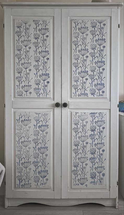 Printed Wardrobe Doors, Hand Painted Wardrobe Ideas, Ikea Wardrobe Makeover, Stencil Wardrobe Doors, Wardrobe With Wallpaper, Decorated Wardrobe, Wallpapered Wardrobe, Stencil Wardrobe, Wardrobe Painting Ideas