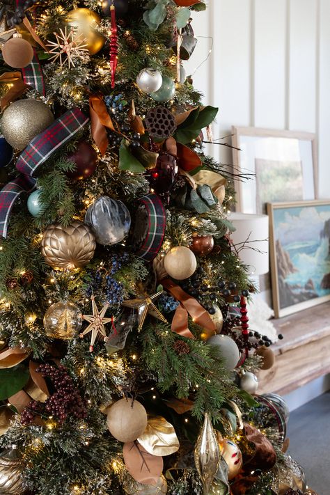 How To Decorate A Traditional Christmas Tree With Helpful Tips! - zevy joy Christmas Tree Rustic Decorations, Colorful Christmas Tree Ideas, English Christmas Tree, 2024 Christmas Tree Trends, How To Decorate A Christmas Tree, Traditional Christmas Aesthetic, Farmhouse Christmas Tree Decorations, How To Decorate Christmas Tree, Christmas Tree Trends