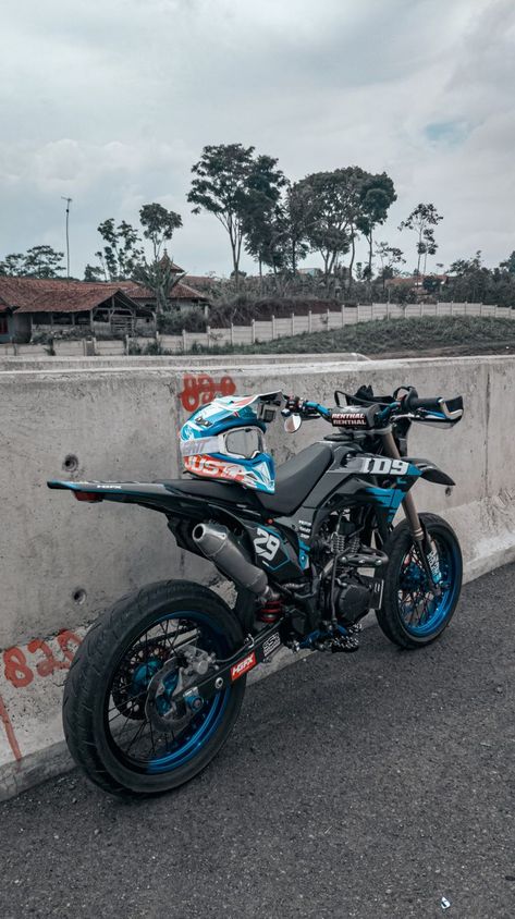 Dirt Bike Riding Gear, Trail Motorcycle, Custom Dirt Bike, Ktm Dirt Bikes, Ktm Supermoto, Motocross Love, Cool Dirt Bikes, Image Moto, Motorcross Bike