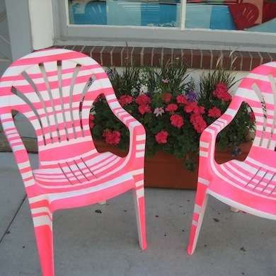 Use painters tape to create stripes on plastic lawn furniture Painting Plastic Furniture, Painting Plastic Chairs, Plastic Garden Chairs, White Plastic Chairs, Plastic Patio Chairs, Used Outdoor Furniture, Ant Control, Metal Outdoor Furniture, Plastic Chairs