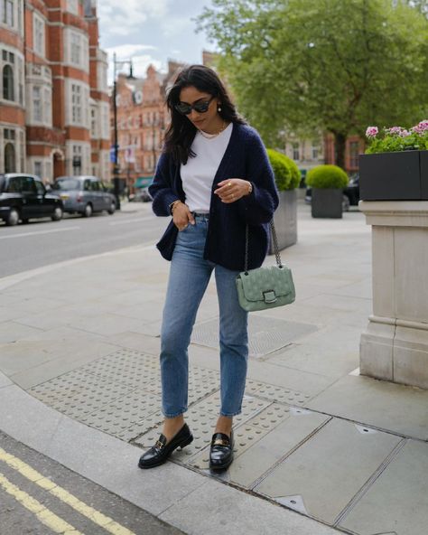 Longchamp Brioche, Navy Cardigan Outfit, Capsule Wardrobe Formula, Cardigan Outfit Spring, Bag Longchamp, Parisian Outfit, Fall Trends Outfits, Spring Work Outfits, Navy Cardigan