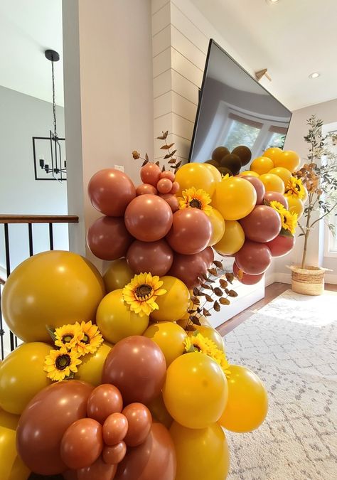 Fall Festival Balloon Columns, Ballon Arch Fall Colors, Fall Balloon Centerpieces, Fall Balloon Bouquet, Thanksgiving Balloon Decorations, Autumn Balloons, Sunflower Balloon Garland, Fall Balloon Garland, Thanksgiving Balloons