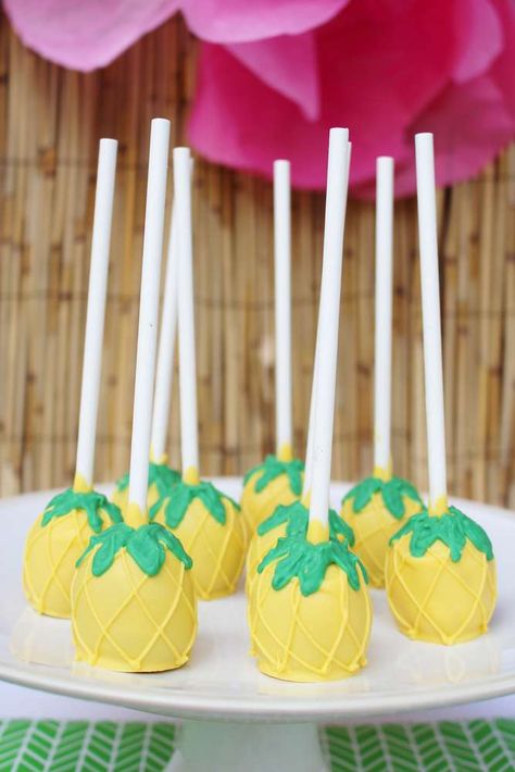 Pineapple Cake Pops, Hawaii Birthday Party, Tropisk Fest, Hawaii Birthday, Pineapple Birthday Party, Festa Moana Baby, Cake Ball, Tropical Birthday Party, Pineapple Birthday