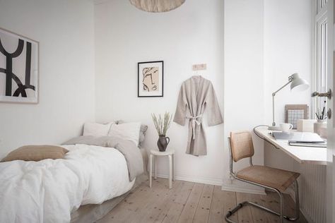 Improvised desk in a window sill Small Attic Room, Small Floor Plans, Interior Boho, Coco Lapine Design, Calming Bedroom, Interior Vintage, Simple Room, Small Hallways, Tiny Bedroom