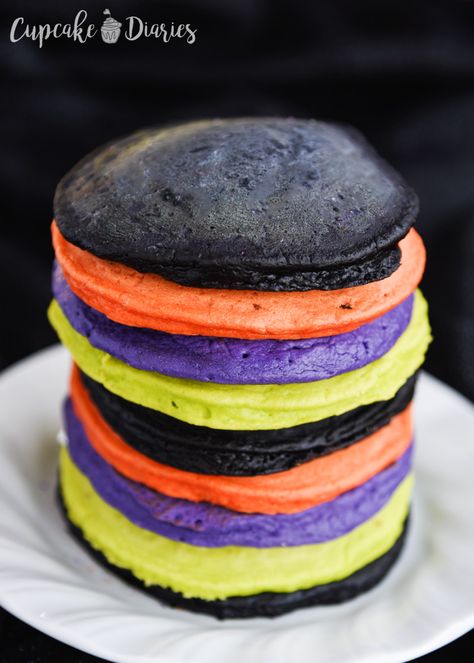 Colorful Halloween Pancakes Halloween Breakfast For Kids, 30 Days Of Halloween, Kids Food Ideas, Nacho Salat, Halloween Pancakes, Pancake Ideas, Cupcake Diaries, Postres Halloween, Recetas Halloween