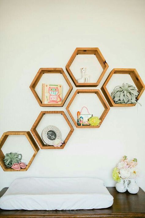 I love these geometric shelves Hexagonal Shelves, Shelves Ideas, Hexagon Shelves, Mediterranean Decor, Decor Minimalist, Western Decor, Diy Wood, Wood Shelves, New Room