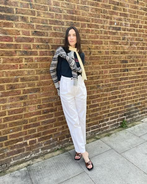 Minimalist Summer Wardrobe, How To Wear White Jeans, Celebrity Outfit Ideas, Transparent Clothing, White Flared Jeans, Alexa Chung Style, Cosy Jumper, Black Leather Top, White Flares