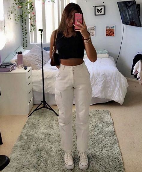 Outfits With Shoulder Purse, Converse Off White Outfit, Fits With White Platform Converse, Outfit Ideas With White Platform Converse, White Converse Outfit Platform, Trendy Black And White Outfits, Outfit Inspo White Converse, Platform Converse Outfit White, Outfits For Platform Converse