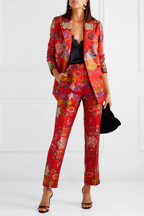 MUST HAVE: Etro may be known for its signature paisley but the brand executes all prints beautifully Floral Blazer Outfit, Outfit Mit Blazer, Round Face Men, Jacquard Blazer, Woman Suit Fashion, Pantsuits For Women, Red Suit, Floral Blazer, Vintage Mode