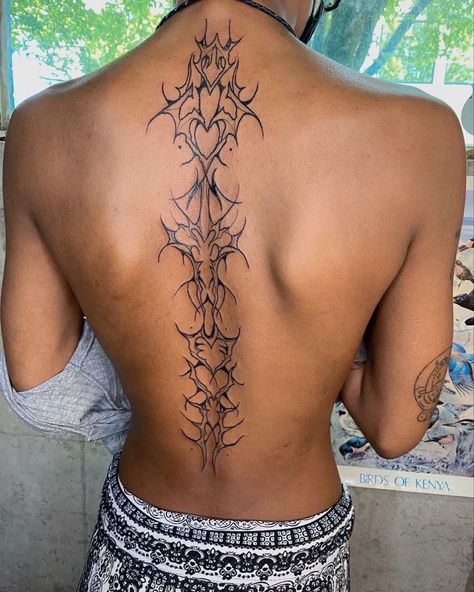 Punk Spine Tattoo, Succubus Spine Tattoo, Spine And Shoulder Tattoo, Mechanical Spine Tattoo, Skeletal Spine Tattoo, Spine Tattoos Y2k, Goth Spine Tattoos For Women, Skeleton Spine Tattoos For Women, Goddess Spine Tattoo