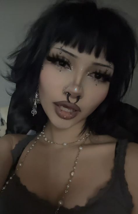 Edgy Y2k Makeup, Green Gothic Eye Makeup, Latina Alt Makeup, Gothic Korean Makeup, Lowkey Halloween Makeup, Pretty Emo Makeup, Mexican Goth Makeup, Dolly Goth Makeup, Alt Makeup Looks Black Women