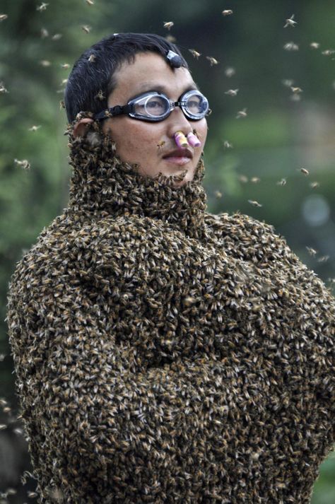 Beekeeper Wang stands with bees partially covering his body on weighing scale during a "bee-attracting" competition in Shaoyang- Reuters Buzz Bee, Honey Bee Hives, Bee Photo, Attracting Bees, Save The Bees, Bee Happy, Bee Keeping, Bee Hive, Jon Snow