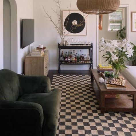 Checkerboard Rug, Casa Vintage, Style Deco, Apartment Decor Inspiration, Apartment Inspiration, Living Room Inspo, A Living Room, Dream House Decor, Apartment Living Room