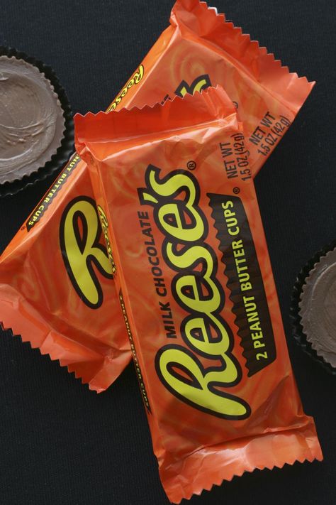 Burger With Reese's Peanut Butter Cups Exists in Canada Chocolate Drawing, Bubble Yum, Reese's Chocolate, Halloween History, Reese's Peanut Butter Cups, Bobbing For Apples, What Is Halloween, Laffy Taffy, Reeses Cups