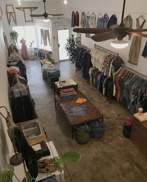 Secondhand Store Design, Thrift Store Design Ideas, Thrift Store Interior Design Ideas, Vintage Store Layout, Small Store Interior Design, Thrift Shop Interior Design, Vintage Shop Display Ideas, Thrift Shop Interior, Thrift Store Interior Design