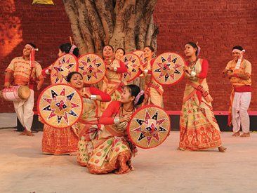 The Bihu dance is a folk dance from the Indian state of Assam related to the festival of Bihu. Indian Folk Dance Photography, Bihu Dance Photography, Bihu Assam Dance, Bihu Dance, Indian Dances, Indian Wisdom, 9:16 Wallpaper, Dance Forms, 16 Wallpaper