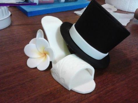 Sugarpaste, shoe and top hat, wedding cake topper....I was actually trying to find a magician cake topper that could hold a ring, in honor of how he proposed :) :) :) Magician Cake, Cup Decorating, Fun Deserts, Fondant Animals, Love Cupcakes, White Wedding Cakes, Wedding Topper, Wedding Cupcakes, Box Cake