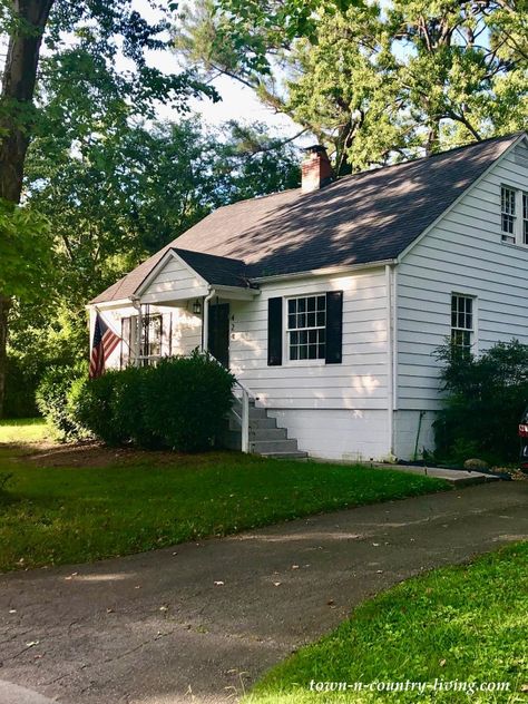 Tennessee Farmhouse Cottage in Maryville - Town & Country Living Blue And White Beach House, Tennessee Farmhouse, White Beach Houses, Cape Cod Renovation, Transitional French Country, Maryville Tennessee, White Beach House, Brick Cottage, Little Farmhouse