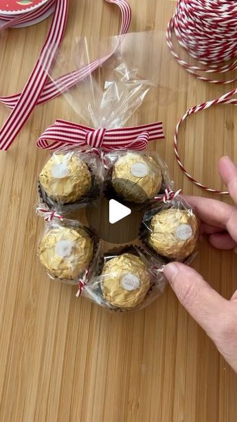 Candy Cups Ideas Christmas Gifts, Chocolate Bags Gift, Christmas Sweet Wreath, Lindt Ball Wreath, Lindor Chocolate Wreaths, Christmas Crafts Fair Ideas, Candy Wreath Diy How To Make, Toblerone Gifts, Christmas Candy Wreaths