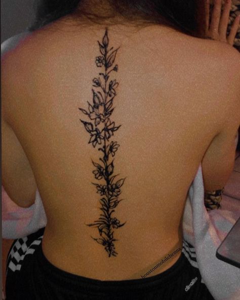 Spinal Henna Tattoo, Henna Tattoo Designs Back For Women, Henna On Back Spine, Henna Tattoo Designs Back Spine, Henna Spine Designs, Hip Henna Tattoo, Henna Designs Waist, Spine Henna Designs, Henna Designs On Back