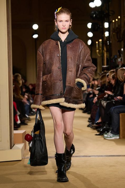 Coach Fall 2024 Ready-to-Wear Collection | Vogue Mustang Jacket, Trendy Fall Fashion, Coach Fashion, Fashion Trend Forecast, Runway Fashion Couture, Fashion Forecasting, Outfit Inspiration Fall, Fall 2024, Couture Fashion