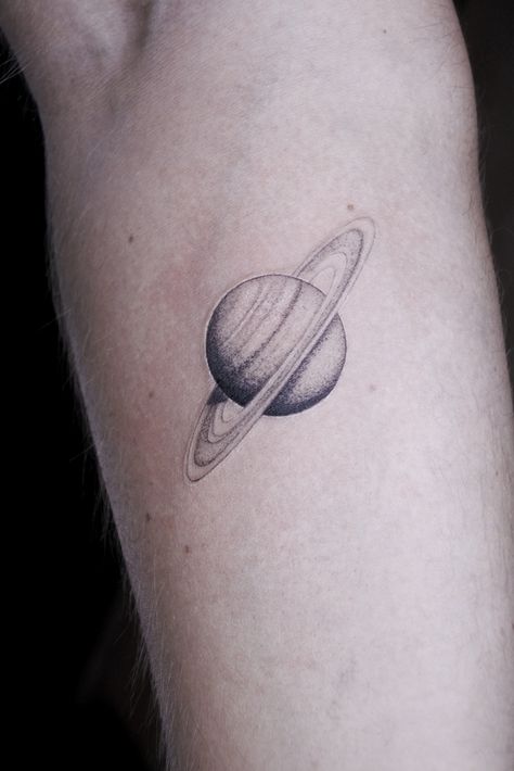 Saturn Planet Tattoo Design, Realistic Saturn Tattoo, Tattoo Cute Aesthetic, Saturn Return Tattoo, Saturn Planet Tattoo, Saturn Tattoo Design, Uranus Tattoo, Saturn Drawing, Jupiter Tattoo