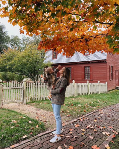 Daily Look 10.27.20 - Julia Berolzheimer Modern Mom Outfits, Leggings Outfit Winter, Baby Shopping Cart, Mom Daughter Outfits, Rachel Antonoff, Simple Tank Tops, Outfits Stylish, Julia Berolzheimer, Mom Outfit