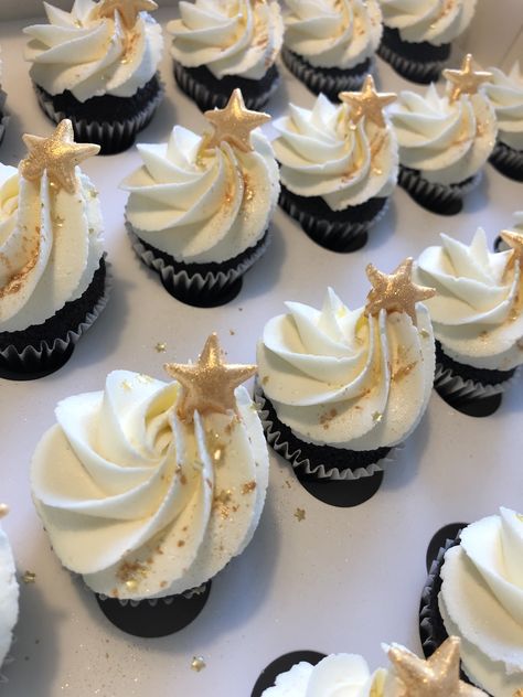 Celestial Wedding Cupcakes, Star Dessert Ideas, Under The Stars Cupcakes, Acotar Cupcakes, Twinkle Star Cupcakes, Star Themed Cupcakes, Star Cupcakes Ideas, New Years Eve Cupcake Ideas, Star Themed Desserts