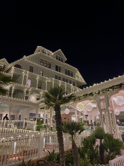 Coronado Hotel San Diego, Hotel Del Coronado Christmas, Christmas In San Diego, California Christmas Aesthetic, Investigator Aesthetic, Del Coronado Hotel, San Diego Winter, San Diego Christmas, Christmas In California