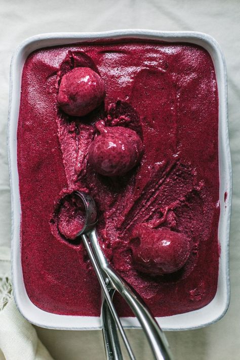 Roasted Berry Sorbet Berry Sorbet, Frozen Dessert Recipe, Sorbet Recipes, Ice Cream Popsicles, Super Food, Vegan Ice Cream, Nice Cream, 3 Ingredient, Frozen Desserts