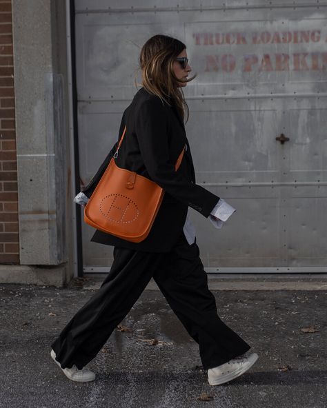 Khaki Handbag Outfit, Hermes Style Fashion, Two Bags Outfit, Evelyn 29 Hermes Outfit, Hermes Evelyne Tpm Outfit, Sac Evelyne Hermes, Orange Hermes Bag Outfit, Hermes Bag Evelyne, Hermes Evelyne Outfit