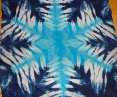 Christmas Tye Dye Ideas, Star Tie Dye, Christmas Tie Dye, Dye Projects, Star Tie, Bandanas Diy, Tie Die Shirts, Diy Tie Dye Techniques, Diy Tie Dye Designs