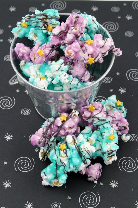 Kids Party Food! BEST Galaxy Chocolate Popcorn – EASY Space - Galaxy Party Food Ideas – Recipes – Snacks – Desserts #party #food Space Desserts, Cream Cheese Tomato, Food Galaxy, Galaxy Food, Popcorn Recipes Chocolate, Kids Party Desserts, Popcorn Business, Sour Gummy Bears, Stellar Vbs