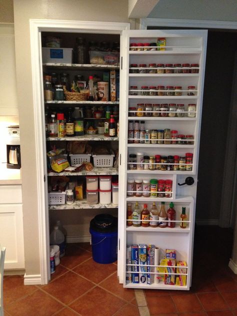 DIY door spice rack for pantry - look at all that extra storage!!! Spice Rack For Pantry, Pantry Door Rack, Pantry Door Storage, Pantry Door Organizer, Door Spice Rack, Diy Spice Rack, Small Pantry Organization, Pantry Remodel, Pantry Makeover