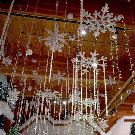 Most Stylish Indoor Christmas Decoration Ideas for 2019 Christmas Ceiling Decorations Ideas, Christmas Ceiling, Christmas Ceiling Decorations, Wonderland Party Decorations, Winter Wonderland Decorations, Winter Wonderland Party, Winter Wonderland Christmas, Christmas Hanging Decorations, Winter Wonderland Wedding