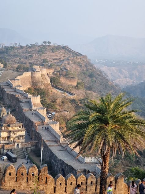 Kumbhalgarh Fort situated near Udaipur city, host 2nd longest wall of about 7km. Kumbhalgarh Fort, Daily Photography, Long Walls, Udaipur, Photography Ideas, Fort, Castle, India, Wall