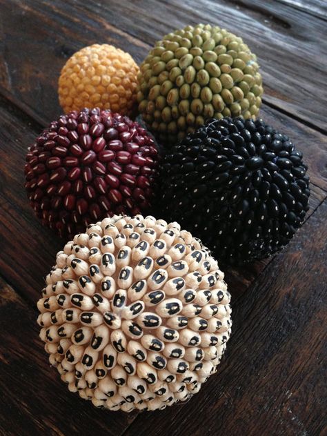 Building Our Dream Homestead - Decorative DIY Bean Balls These little decorative... Sphere Decor Ideas, Art With Balls, Bean Balls, Styrofoam Ball Crafts, Decorative Balls, Dekor Diy, Decorative Spheres, Styrofoam Ball, Diy Home Decor Bedroom