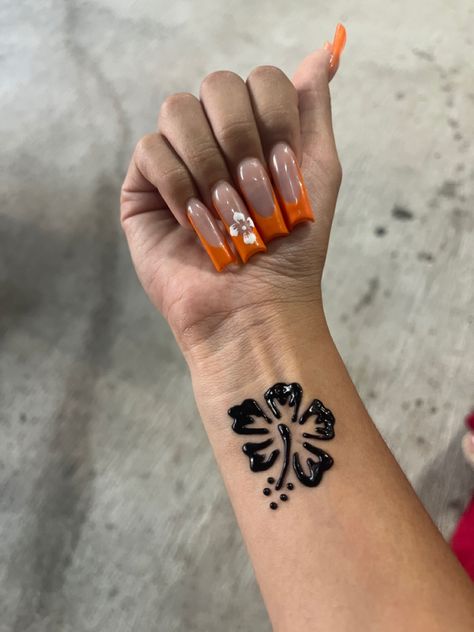 Honolulu Nails, Ohana Tattoo With Hibiscus Flower, Vacation Henna Designs, Ohana Hibiscus Tattoo, Aloha Tattoos, Hawaiian Henna Designs, Henna Designs Hibiscus, Hawaiian Flower Henna, Hawaiian Themed Nails