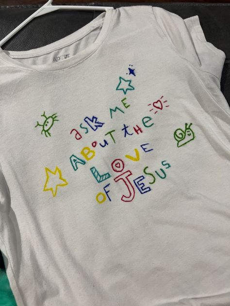 Check more at https://howcandothis.com/diyideas/29955/ I Love Jesus Shirt, Jesus Merch Aesthetic, Aesthetic Christian Shirts, Painted Tshirts Diy Ideas, Drawing On Tshirt, Diy Tshirt Painting Ideas, Diy Patchwork Shirt, Jesus Doodles, Jesus Merch