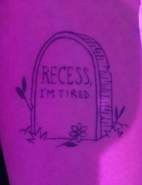 tatuagem de uma lápide, escrito "recess, i' tired" que é um trecho da música recess de Melanie Martinez Tattoo Ideas Melanie Martinez, Melanie Tattoo Ideas, Melanie Martinez Tattoo Ideas K-12, Melanie Martinez Doodles, Melanie Martinez Inspired Tattoos, Recess Melanie Martinez, Melanie Martinez Recess, Melanie Tattoo, Melanie Martinez Tattoo Ideas