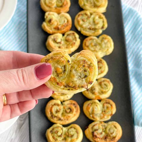 Pesto Puff Pastry, Pastry Snacks, Palmiers Recipe, Puff Pastry Snacks, Pastry Treats, Puff Pastry Recipes Savory, Feta Pasta Salad, Puff Pastry Appetizers, Pastry Appetizer